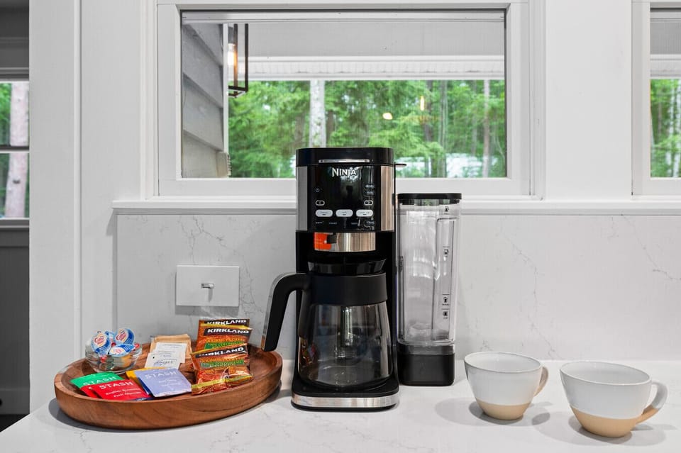 ☕ Start your day right – coffee, tea & smoothie ready! 🍵🍌