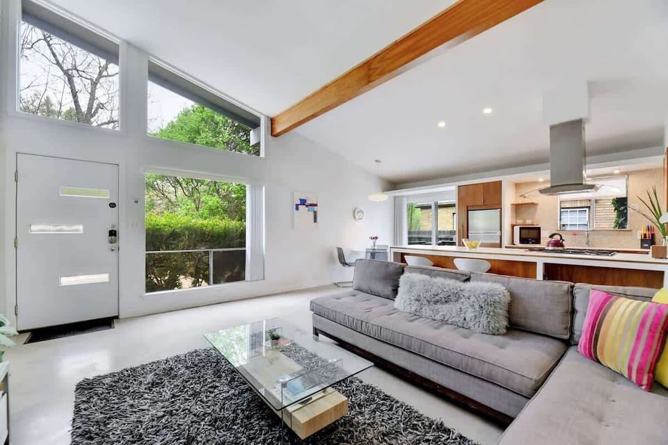 Welcome to the Plum Door - Sunny Mid Century Modern with Free Parking, Patio, and Yard