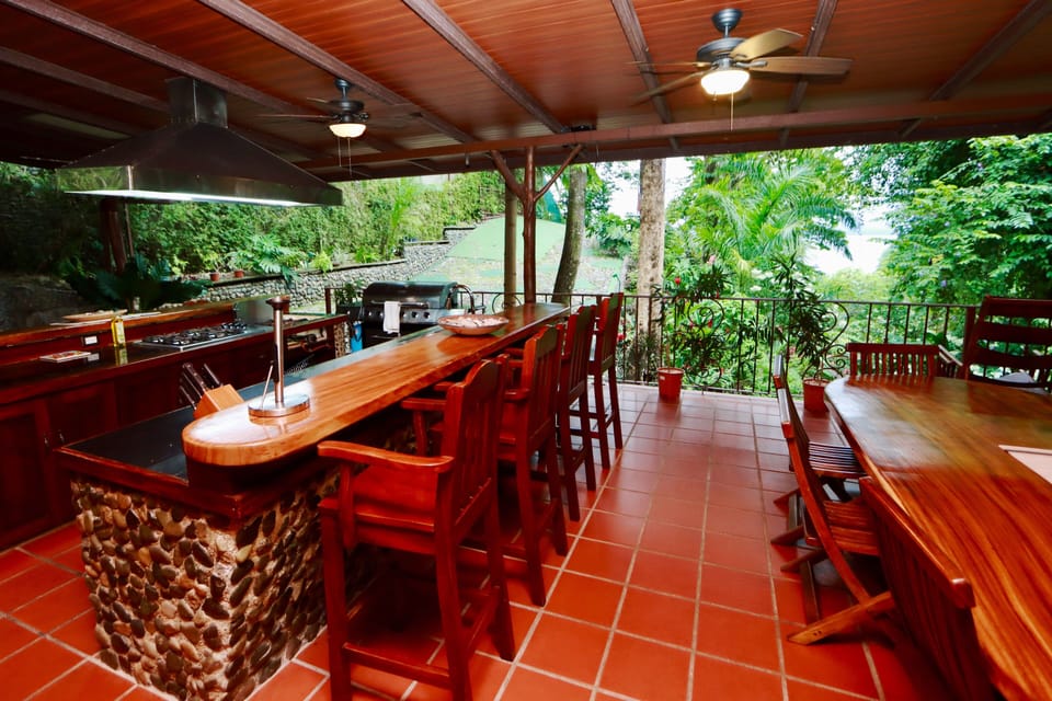 Indoor-outdoor Kitchen