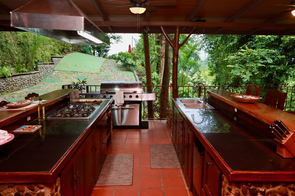 Indoor-outdoor Kitchen