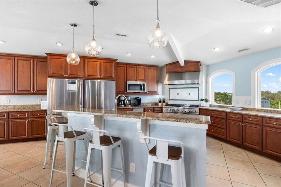 Top-Level Kitchen with Bar (seats 4)
