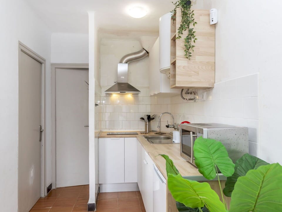 Wall, Interior Design, Flooring, Wood, Floor, Kitchen, Kitchen Appliance, Major Appliance, Ceiling, Countertop
