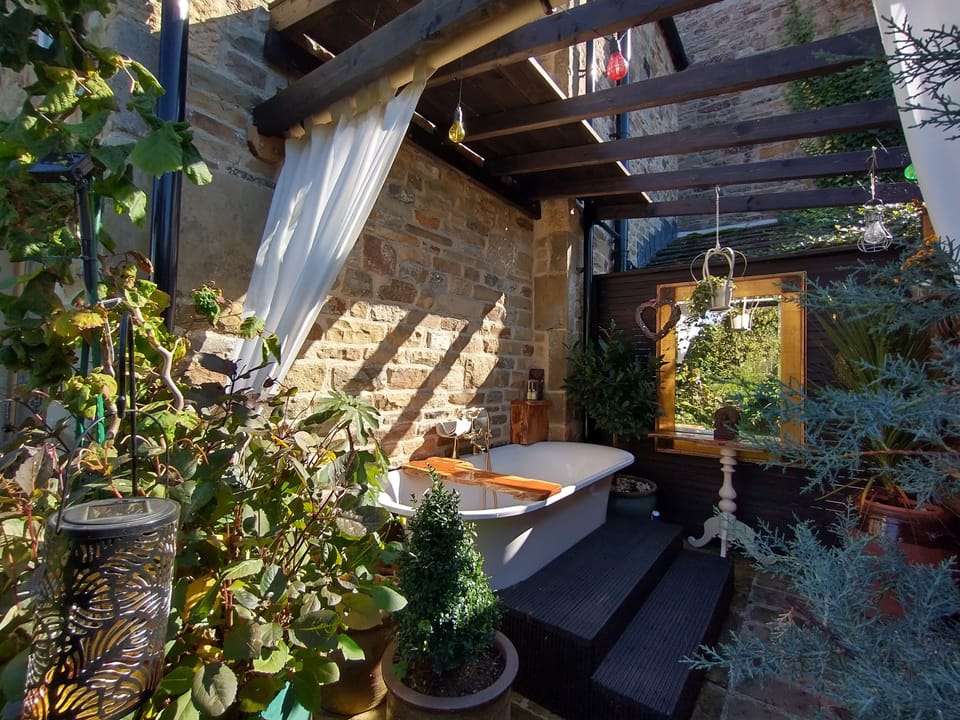Relax under the stars, sipping a glass of wine in a warm Himalayan salt bath !