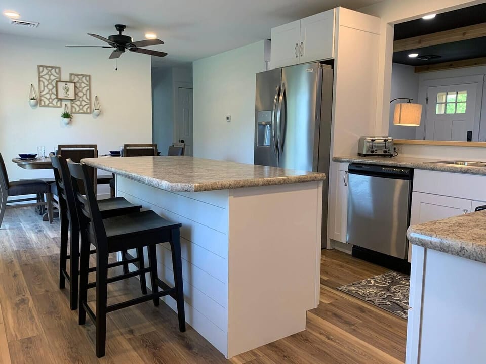 Fully equipped kitchen (pots, pans, and much more). Complimentary coffee and pods for Keurig machine! 