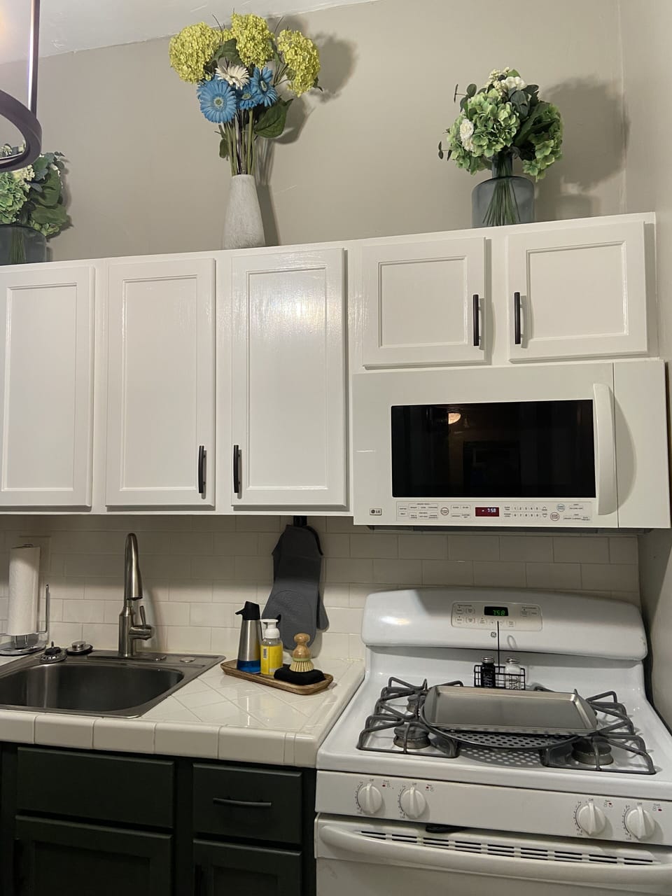 Full kitchen for making meals!