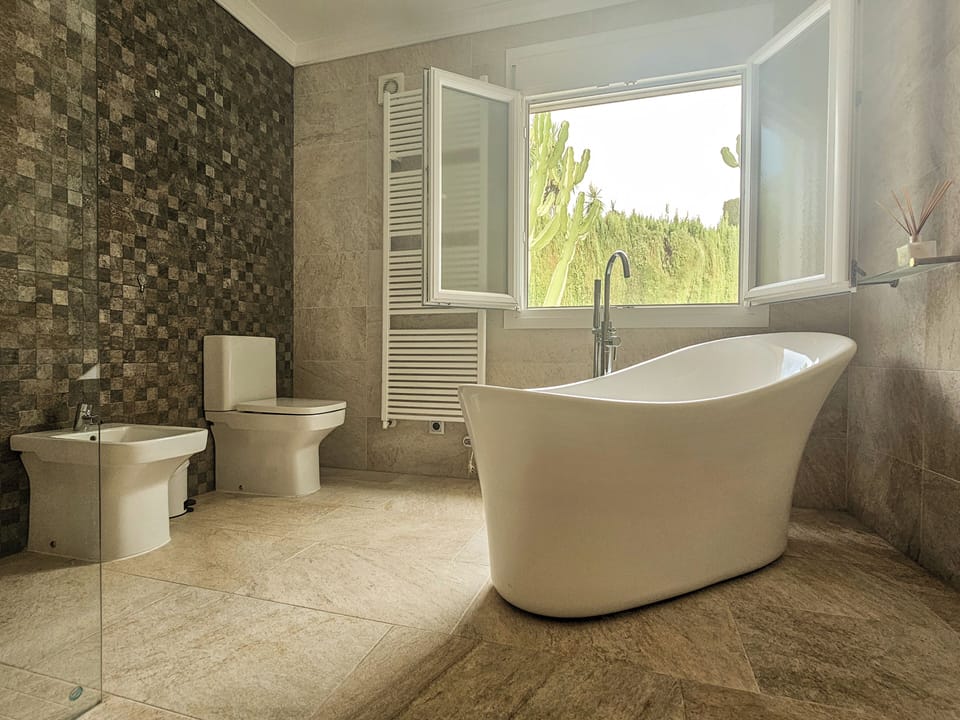 Bathroom 1 (1)