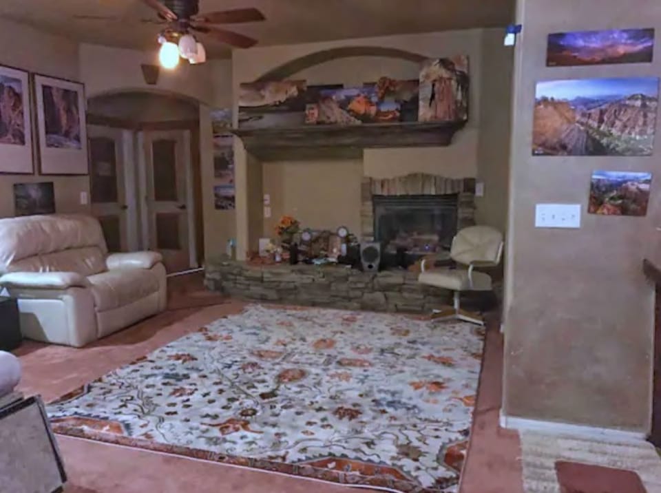 Common Area: Lounging, Dining & Kitchenette Areas