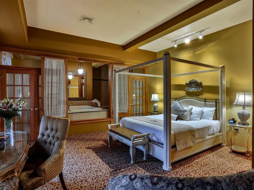 16 Parlor Suite with 2 Queens Bridal Room