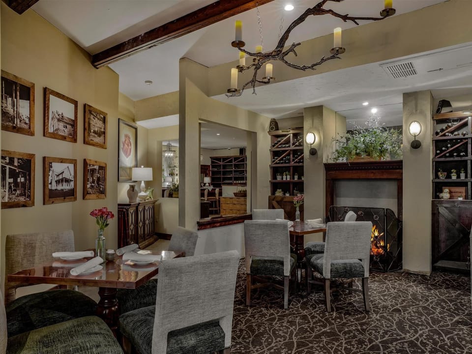 King Parlor Suite Restuarant 12