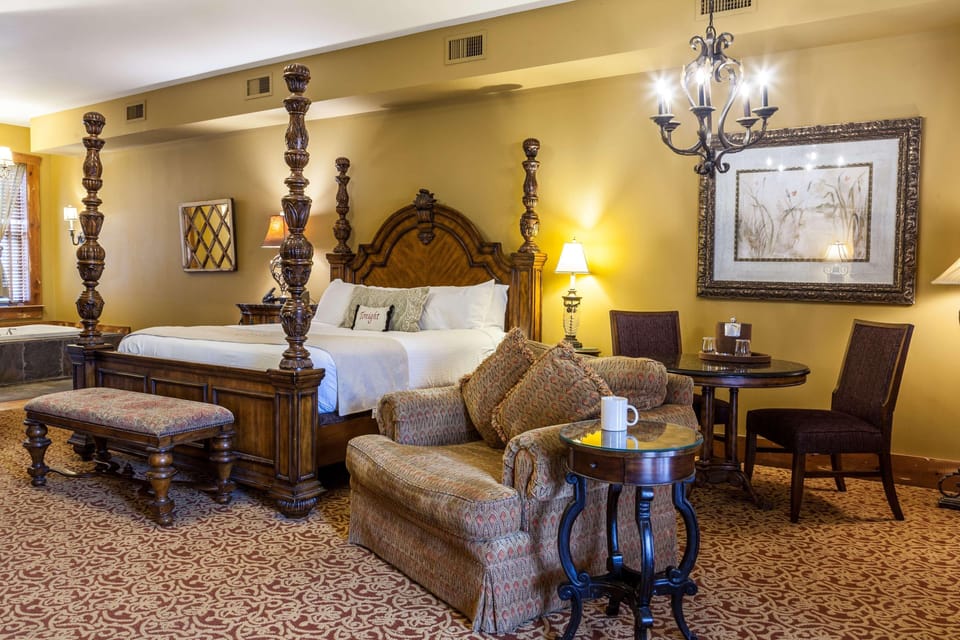 King Parlor Suite Room 15