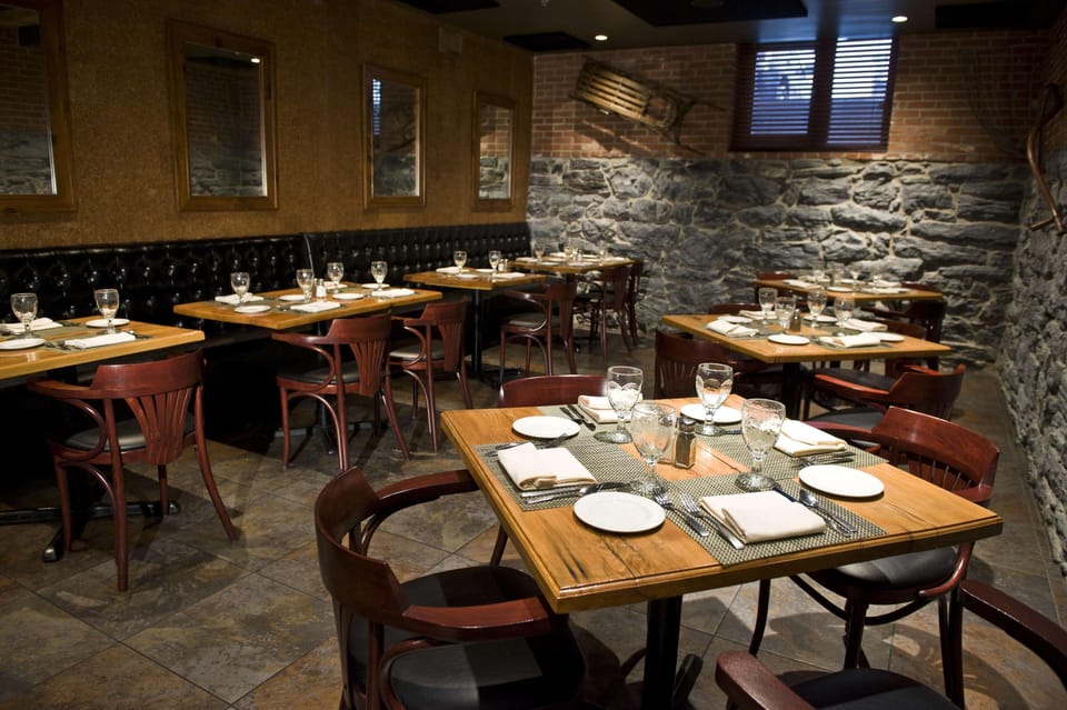 Classic King Room Restaurant 6