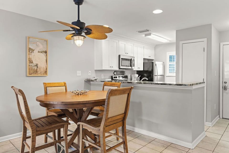 Dining Area - The open dining area features a table with seating for 4.