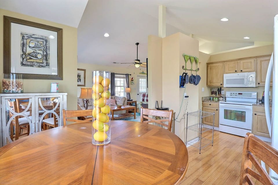 The well-equipped kitchen with marble countertops is perfect for chefs of all skill levels to whip up their favorite seafood masterpiece!