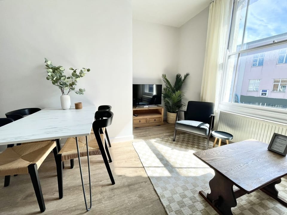 Open plan living/kitchen area with smart TV and double sofa bed (3)