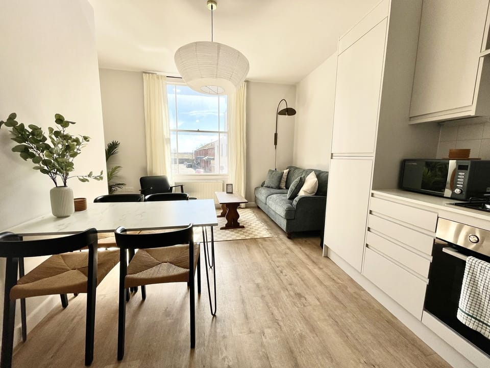 Open plan living/kitchen area with smart TV and double sofa bed (1)