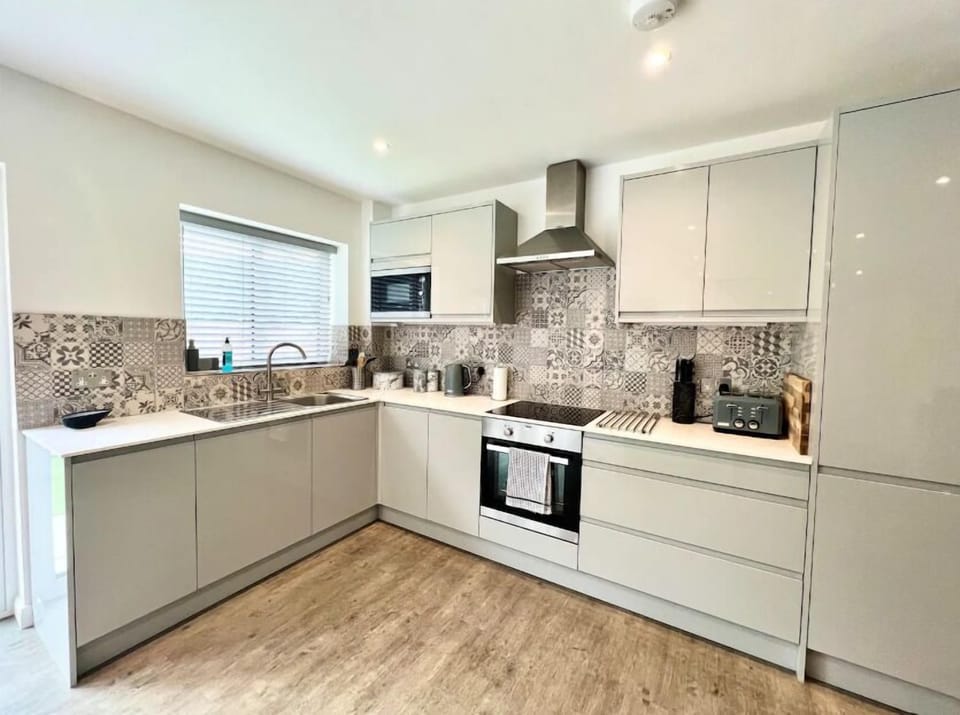 Fully Equipped Kitchen (1)