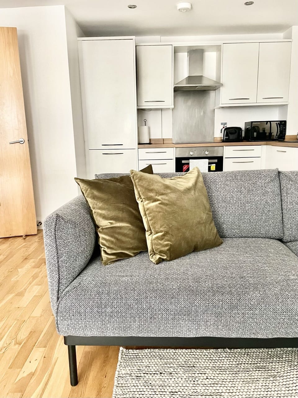 Spacious living/dining area with smart TV (9)