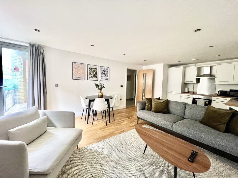 Spacious living/dining area with smart TV (5)