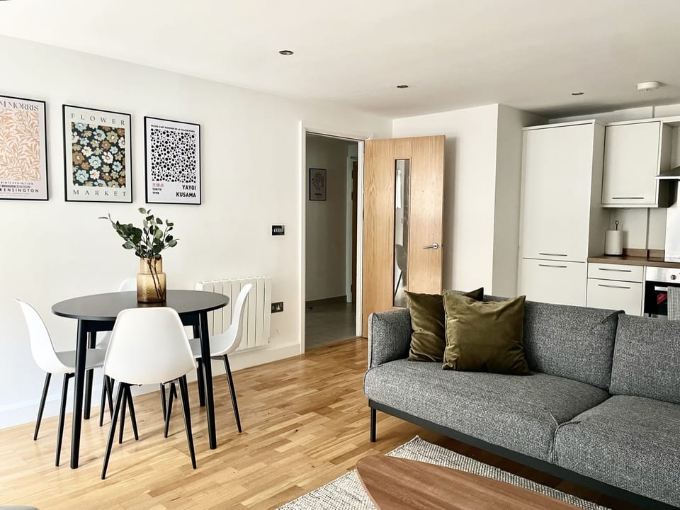 Spacious living/dining area with smart TV (8)