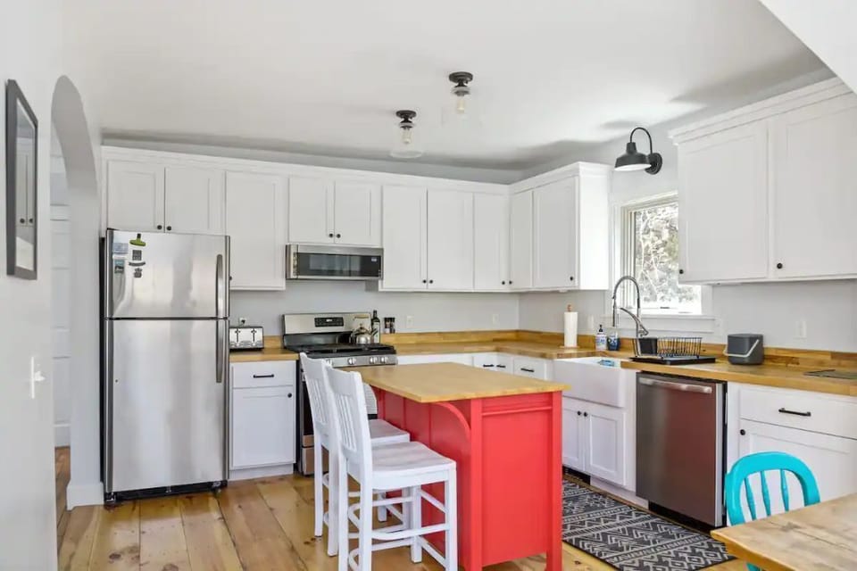 Fully Furnished Kitchen with Gas Stove, Microwave and Dishwasher