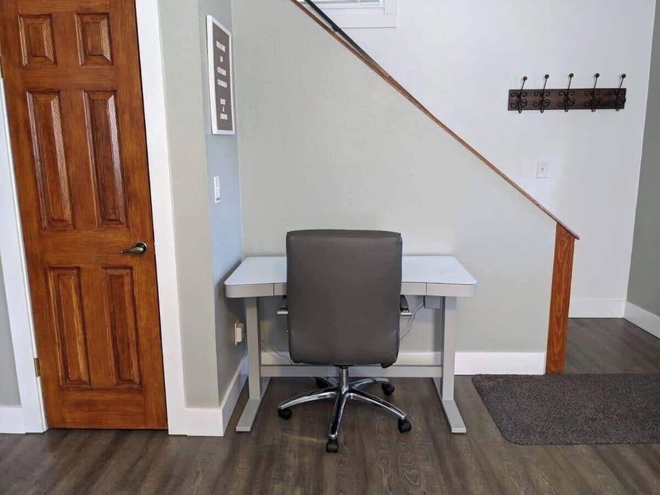 NEW sit/stand electronic desk!!! Wifi speeds over 300 mbps!