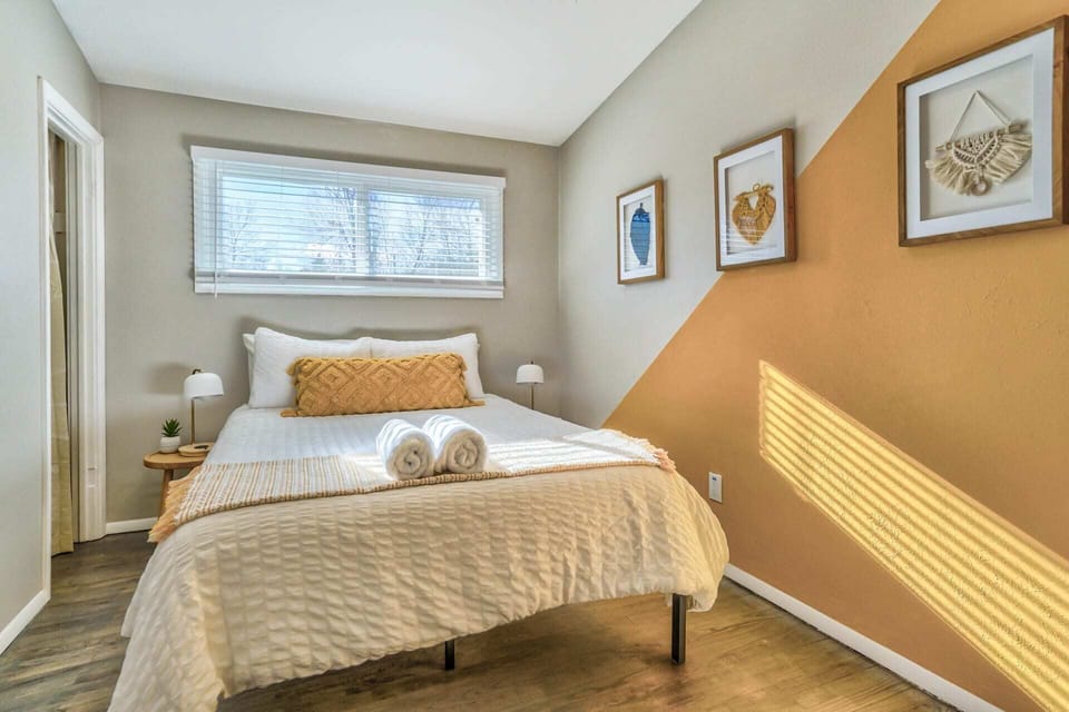 Have an elegant night's sleep in this queen-sized bed with clean, high-quality cotton sheets. Fall asleep to your favorite movie on the 50 inch smart TV.