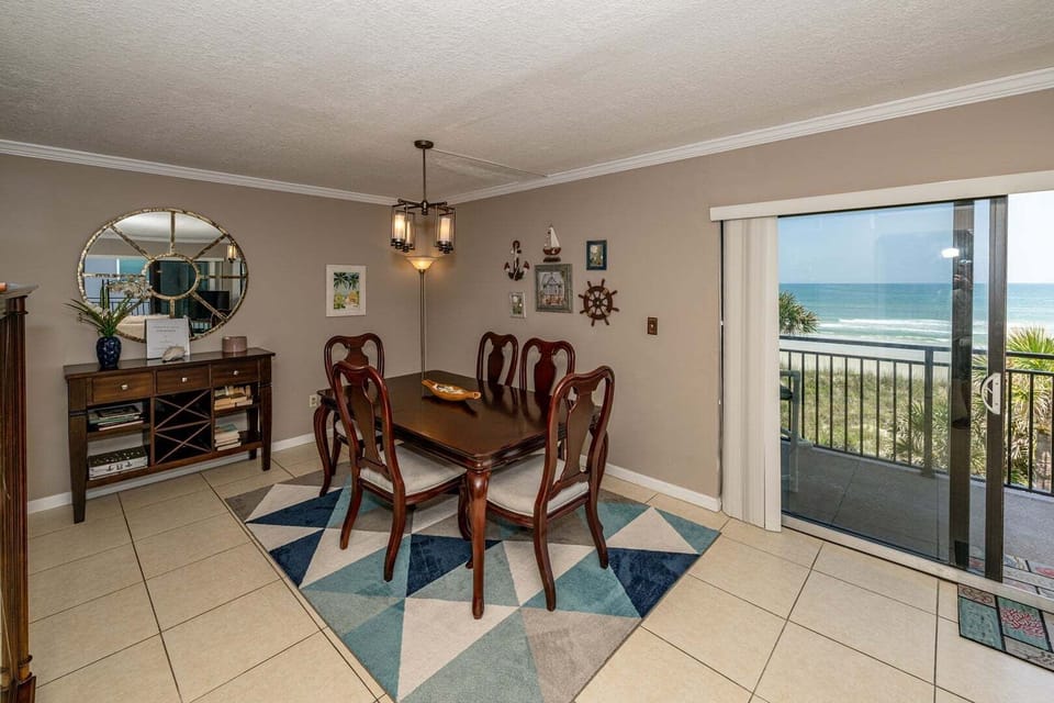 Cozy Dining Room Seats 5