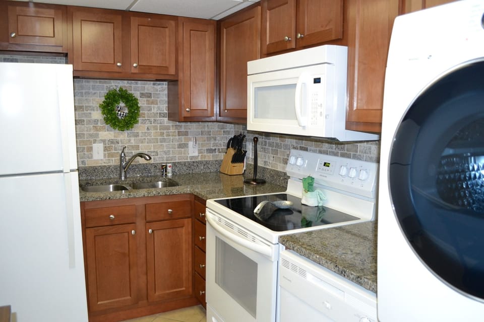 Refrigerator, Room, Indoors, Oven, Microwave