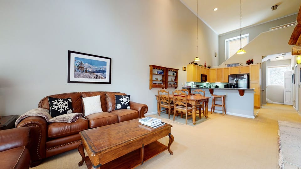Living Room, Room, Indoors, Furniture, Flooring