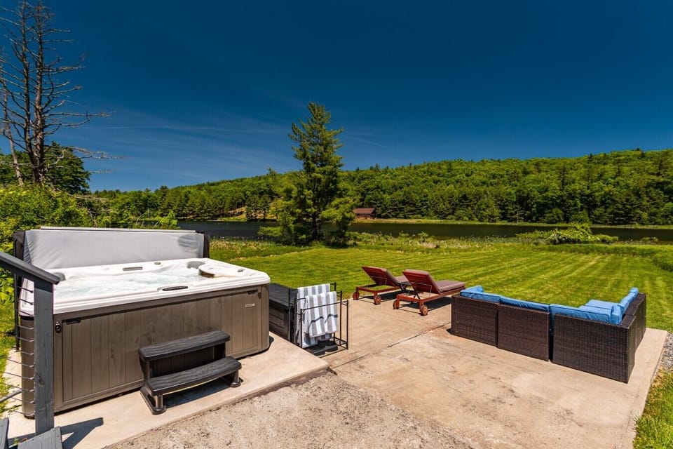 Peaceful outdoor escape on the lake!