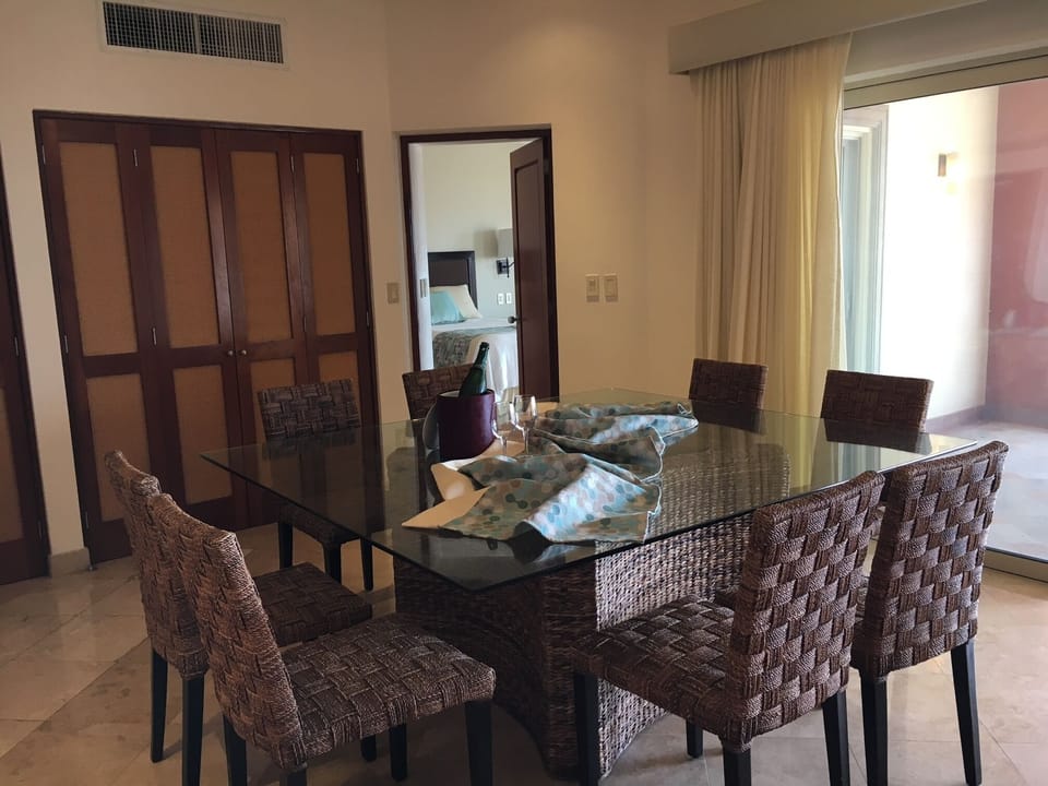 DINING ROOM OPENS TO LUXURIOUS DECK
