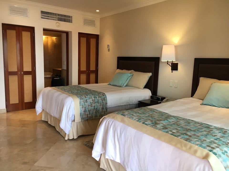 2 QUEEN BEDS - PRIVATE BATHROOM AND DECK