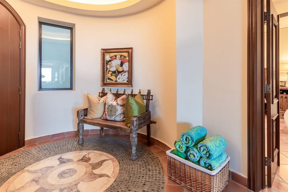 Entrance foyer w/ decorative stone details