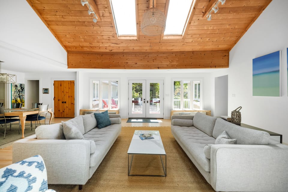 Stuning living room with skylights