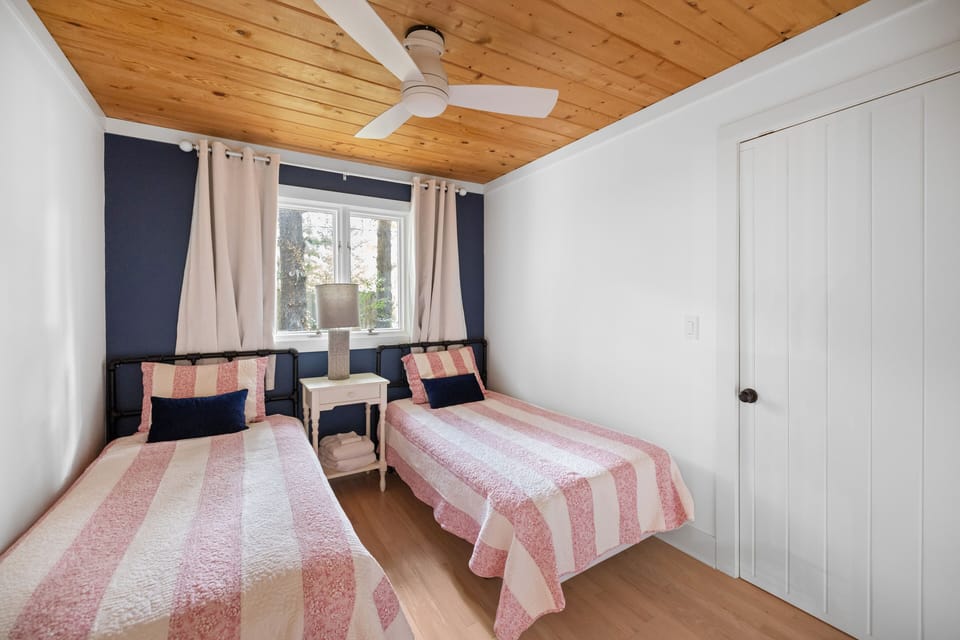 Sleep well in this beautifully furnished twin bed room