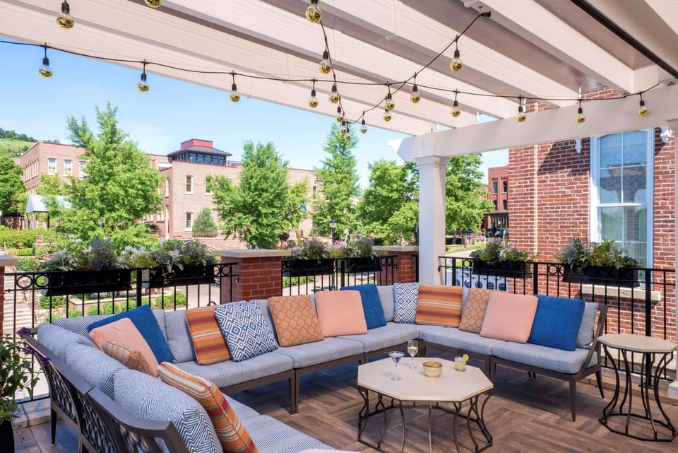 Premium Room 1 King Bed Restaurant Patio 5