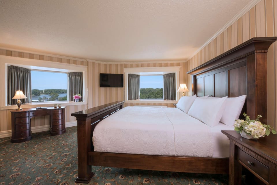 Whirlpool Room 1 Queen Bed Guest Room 2 7