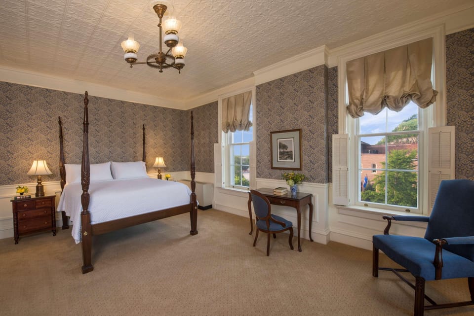 Whirlpool Room 1 Queen Bed Guest Room 1 6