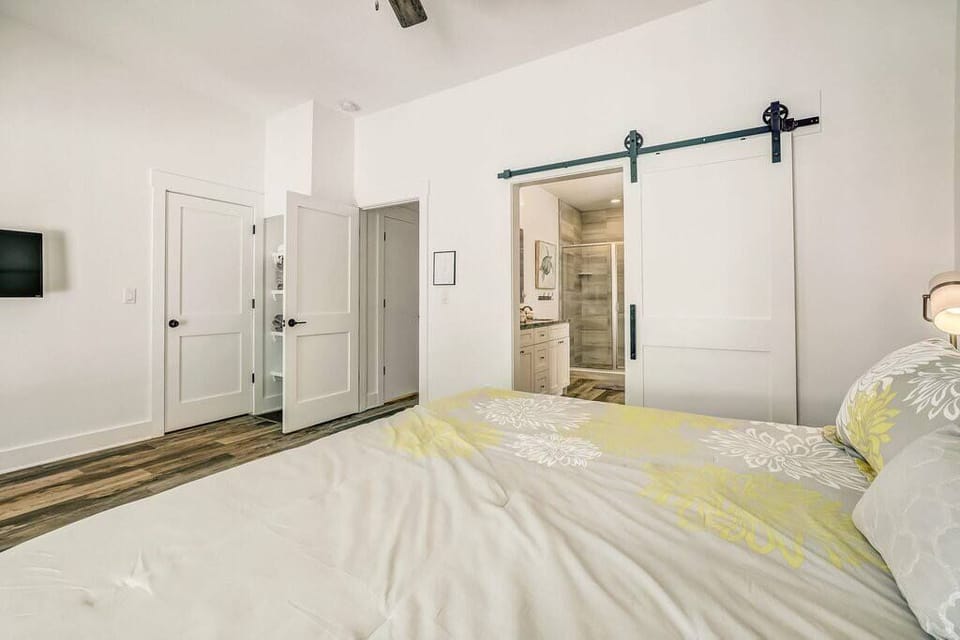 Master Bedroom 1 - King bed (Sleep 2)