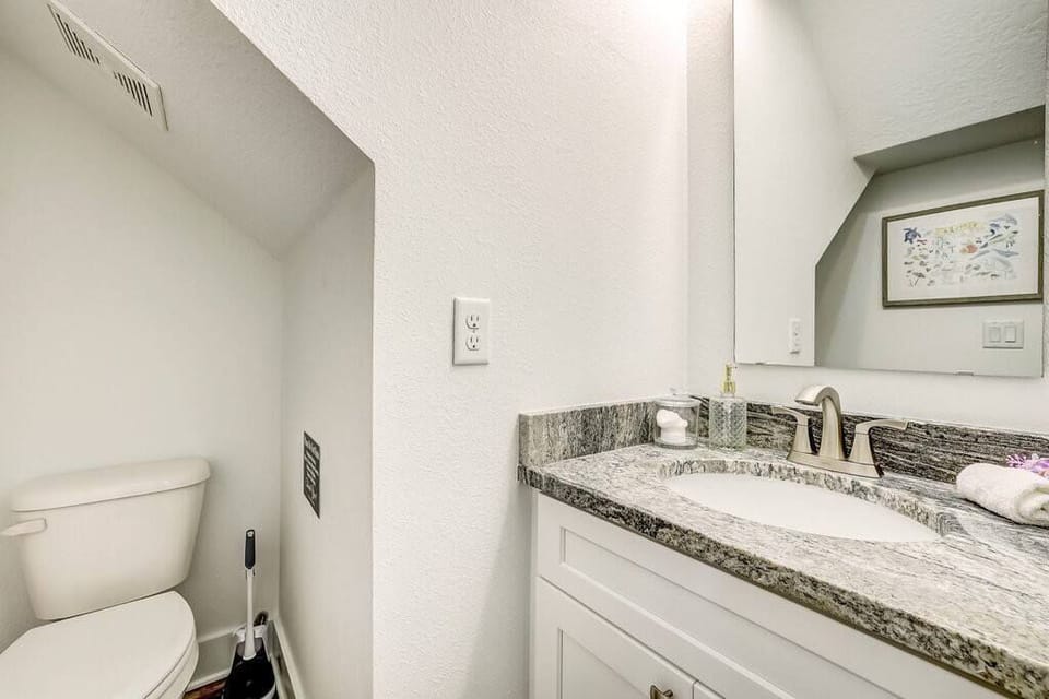 Guest Bathroom 1: Half bathroom