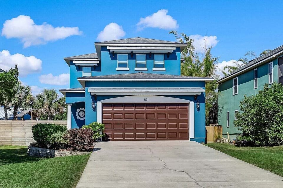 Casa Azul a family-style home waiting just for you. It is within walking distance to the Historic Downtown and our beautiful white sand beaches here in St. Augustine.