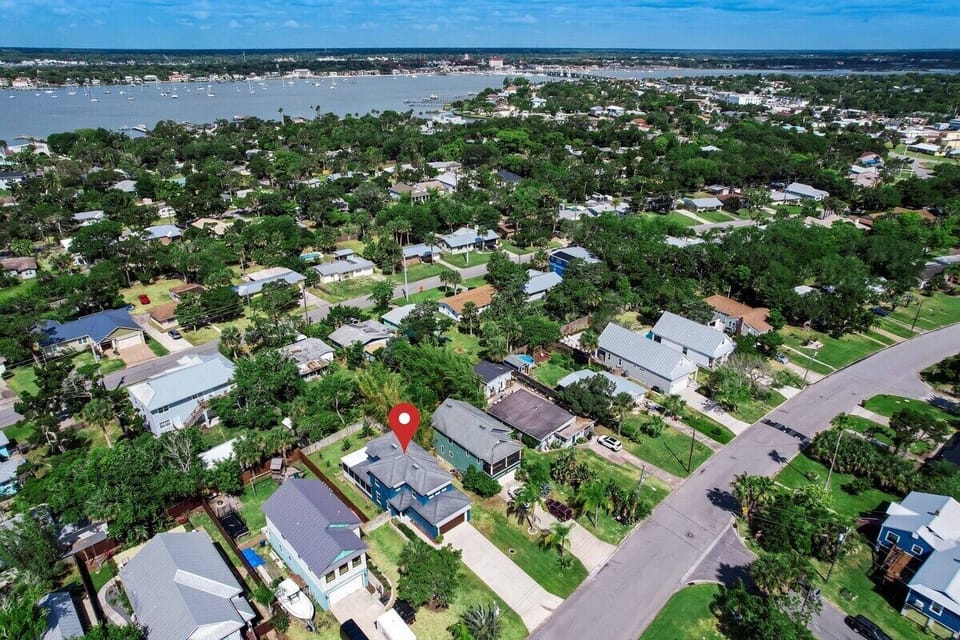 We are in located in a beautiful and friendly neighborhood