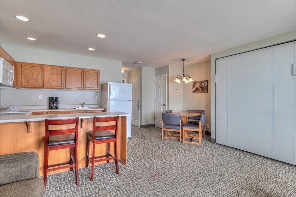 The kitchen is just steps away