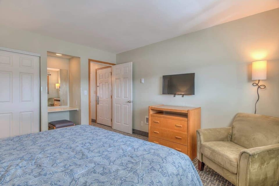 Other side of the bedroom