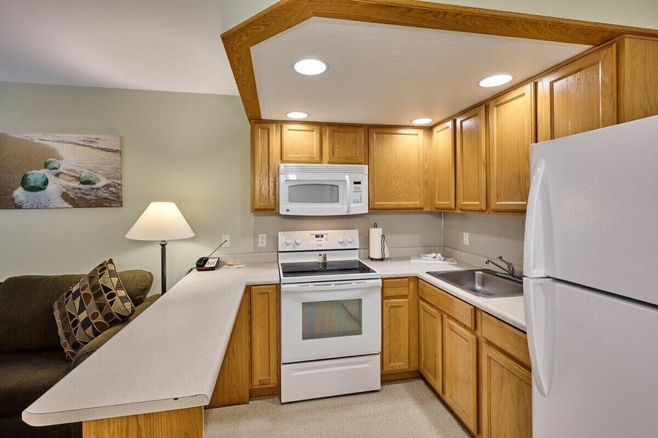 The kitchen is just steps away