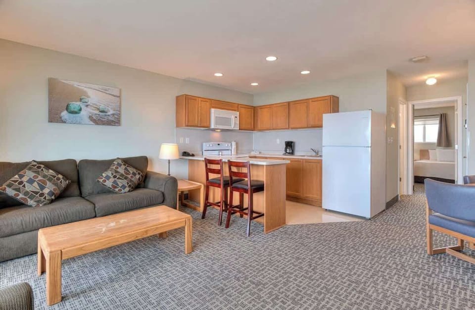 The kitchen is just steps away