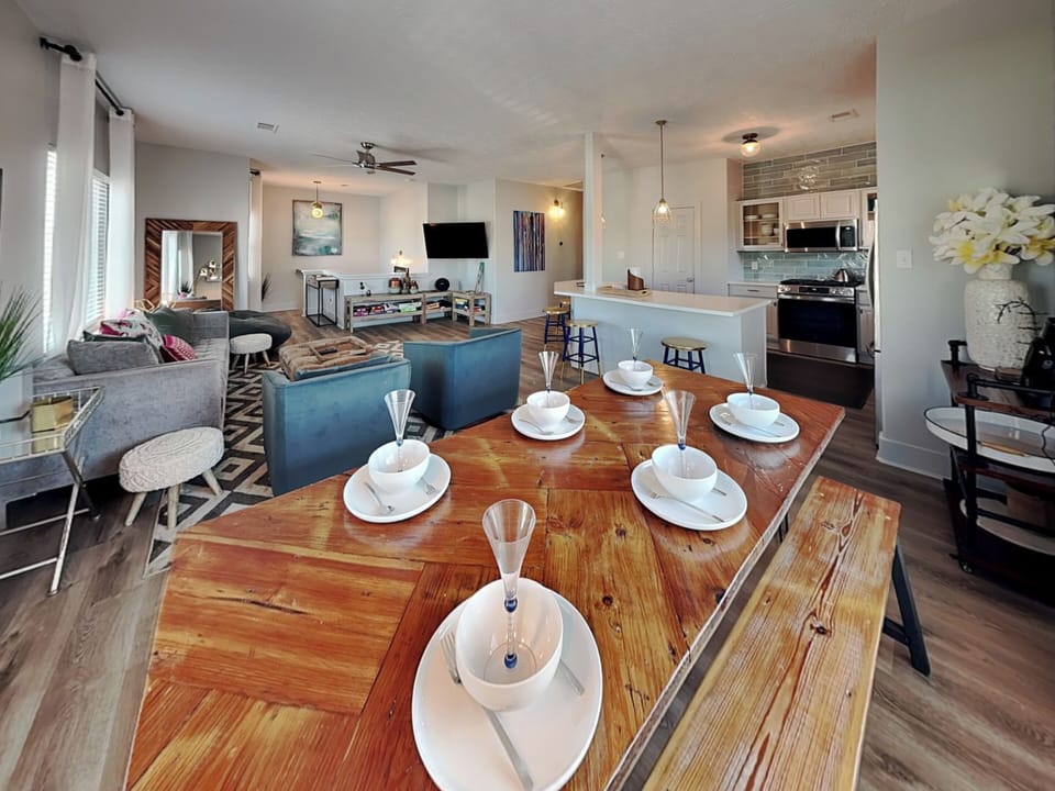 Dining Area - Countertop Seating for 4 - Second Floor