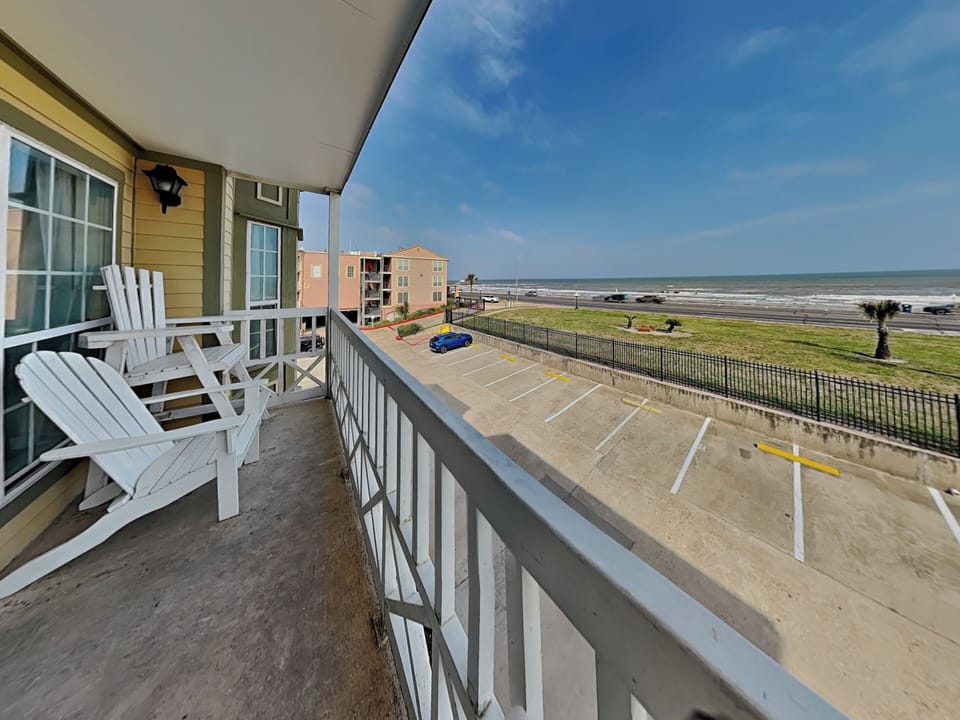 Balcony w/ Outdoor Seating