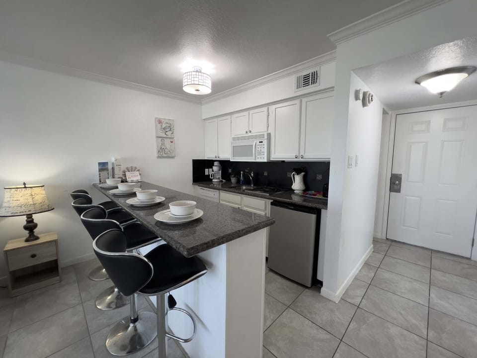 Kitchenette - Countertop Seating for 4