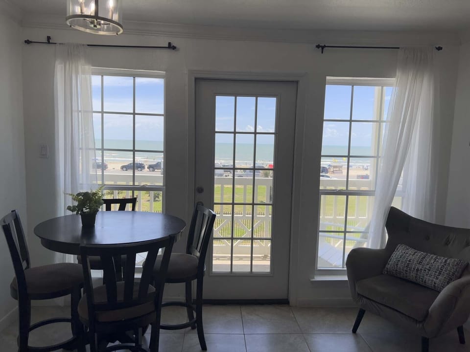 Dining Area - Seating for 4